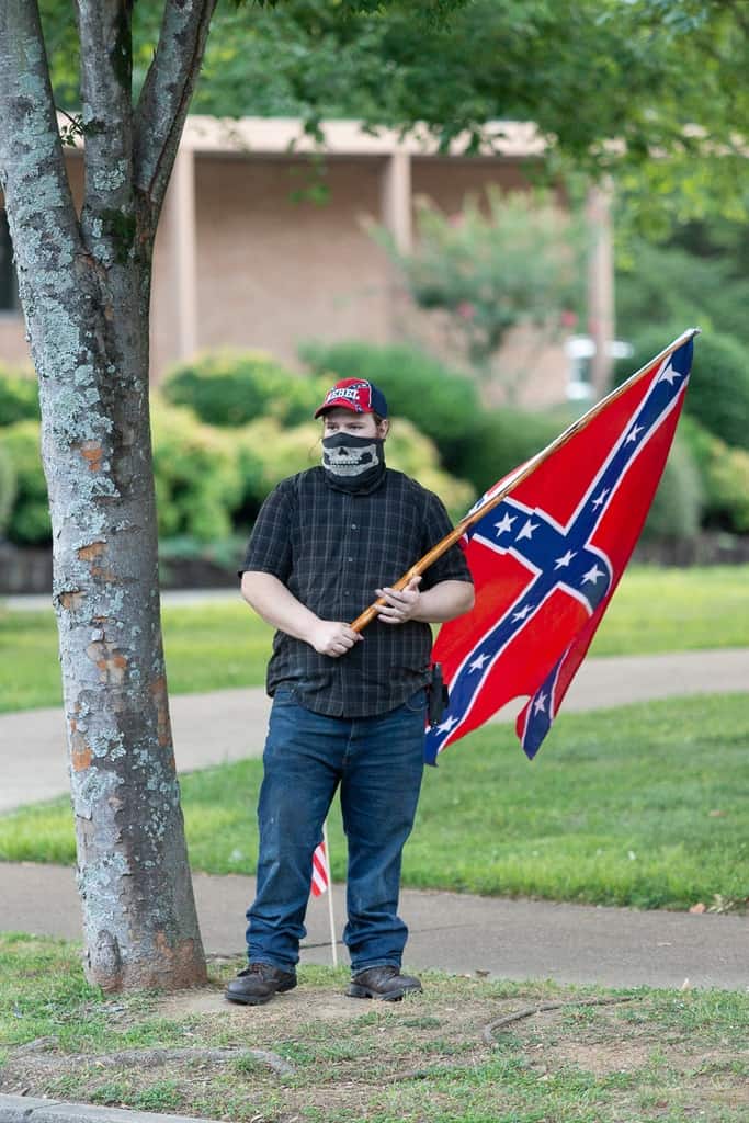 Open carrying Confederate protestor.
