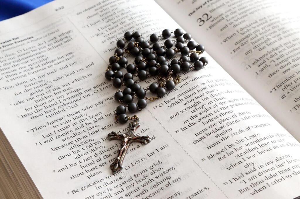 The Waning of Traditional American Religion rosary-699609_1280 (1)
