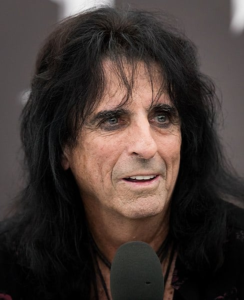 Alice_Cooper_2017-08-05_Wacken_(cropped)