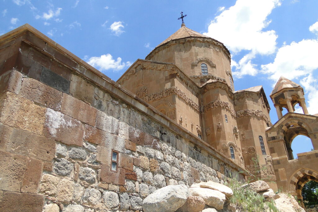 10th-Century_Akdamar_Church_(Akdamar_Kilisesi)_-_Lake_Van_-_Turkey_-_01_(5796802650)