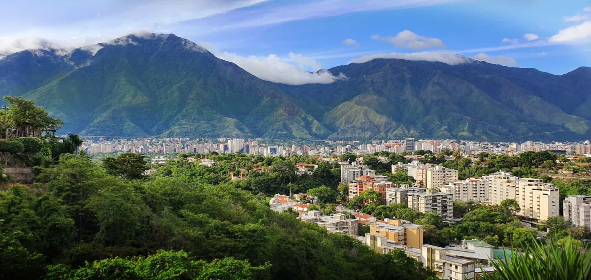 Photo of the Venezuelan capitol of Caracas with mountains in the background.